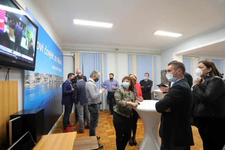 RIJEKA: Josip Oštrogović u sjedištu HDZ-a prati rezultate izbora