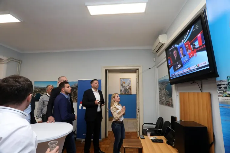RIJEKA: Josip Oštrogović u sjedištu HDZ-a prati rezultate izbora