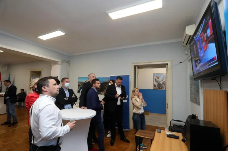 RIJEKA: Josip Oštrogović u sjedištu HDZ-a prati rezultate izbora