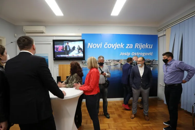 RIJEKA: Josip O&scaron;trogović u sjedi&scaron;tu HDZ-a prati rezultate izbora