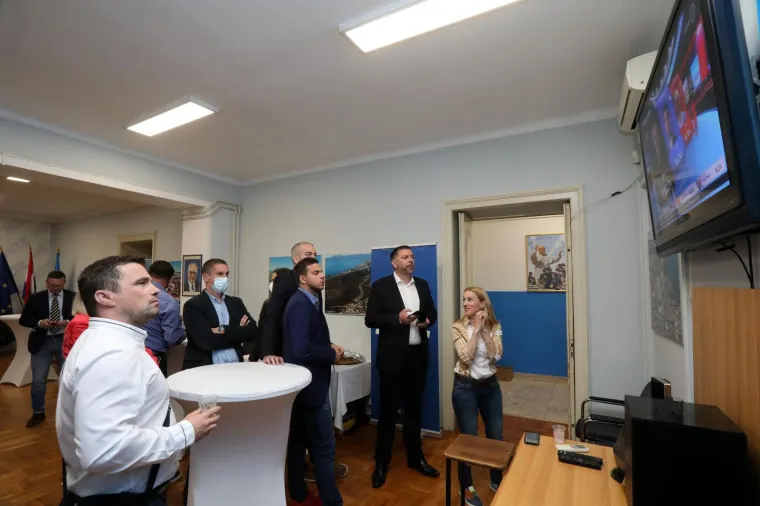 RIJEKA: Josip O&scaron;trogović u sjedi&scaron;tu HDZ-a prati rezultate izbora