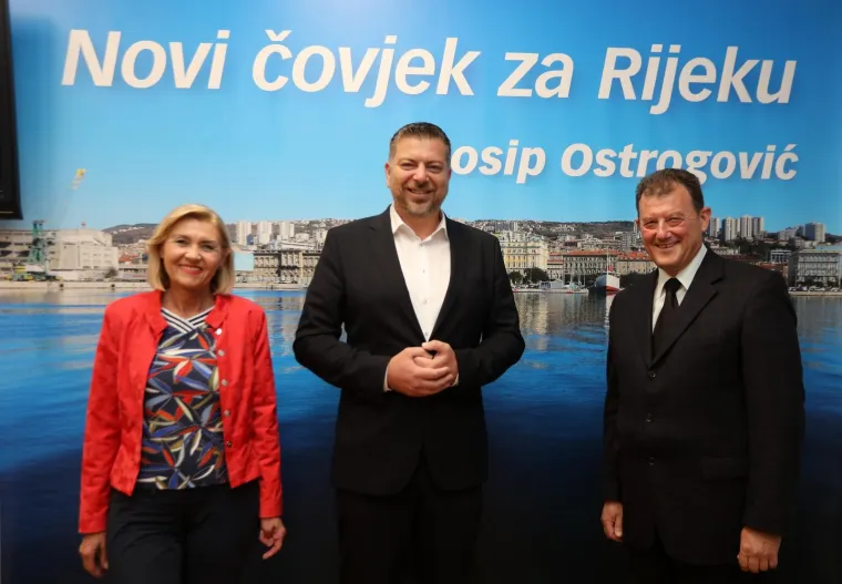 RIJEKA: Josip O&scaron;trogović u sjedi&scaron;tu HDZ-a prati rezultate izbora