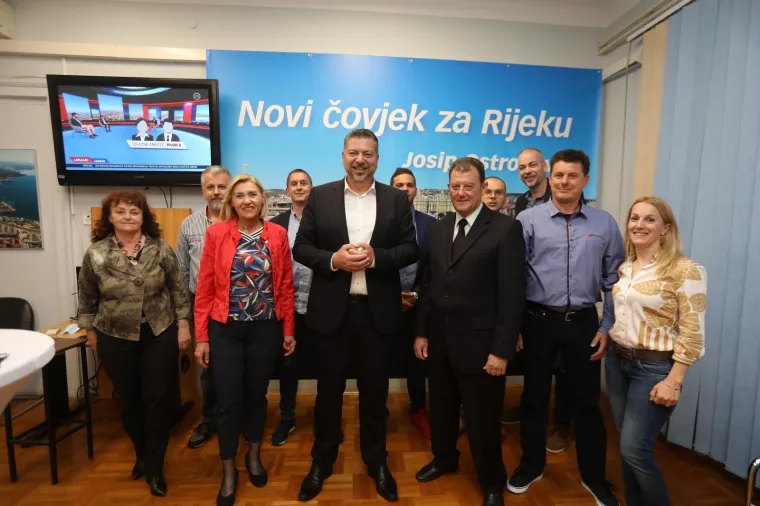 RIJEKA: Josip O&scaron;trogović u sjedi&scaron;tu HDZ-a prati rezultate izbora