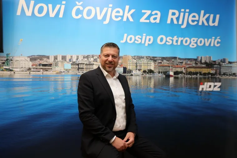 RIJEKA: Josip O&scaron;trogović u sjedi&scaron;tu HDZ-a prati rezultate izbora