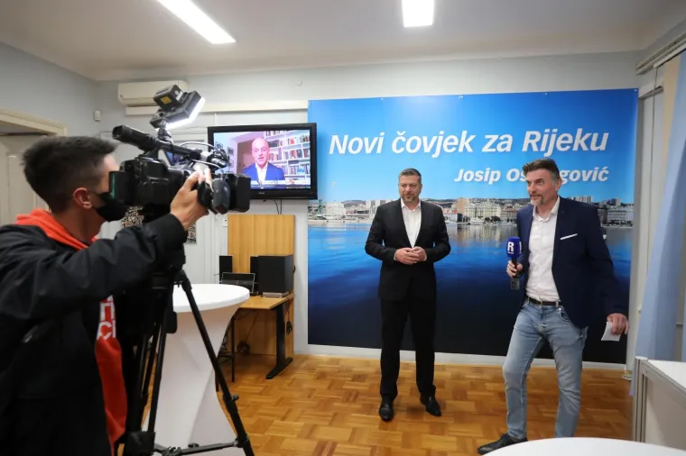 RIJEKA: Josip O&scaron;trogović u sjedi&scaron;tu HDZ-a prati rezultate izbora