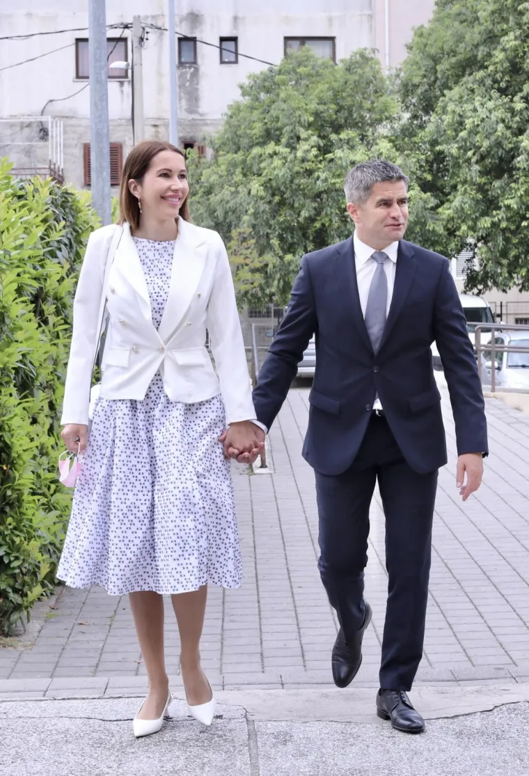 HDZ-OVCU SUPRUGA OTELA SVU PAŽNJU: Elegantna bolja polovica Vice Mihanovića nije promakla oku fotoreportera