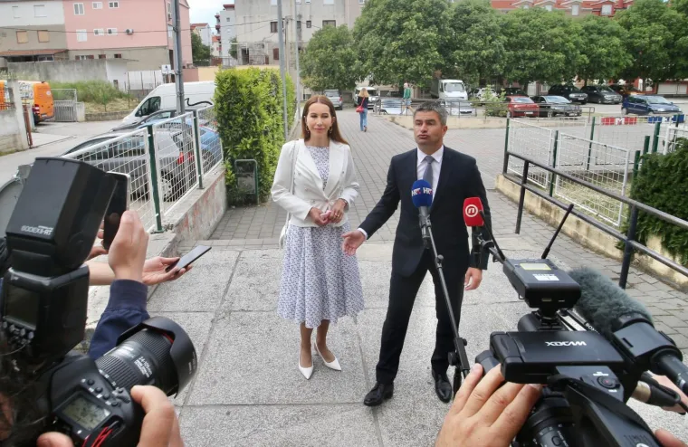 HDZ-OVCU SUPRUGA OTELA SVU PAŽNJU: Elegantna bolja polovica Vice Mihanovića nije promakla oku fotoreportera