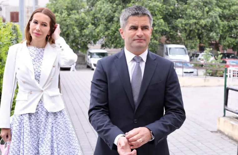HDZ-OVCU SUPRUGA OTELA SVU PAŽNJU: Elegantna bolja polovica Vice Mihanovića nije promakla oku fotoreportera