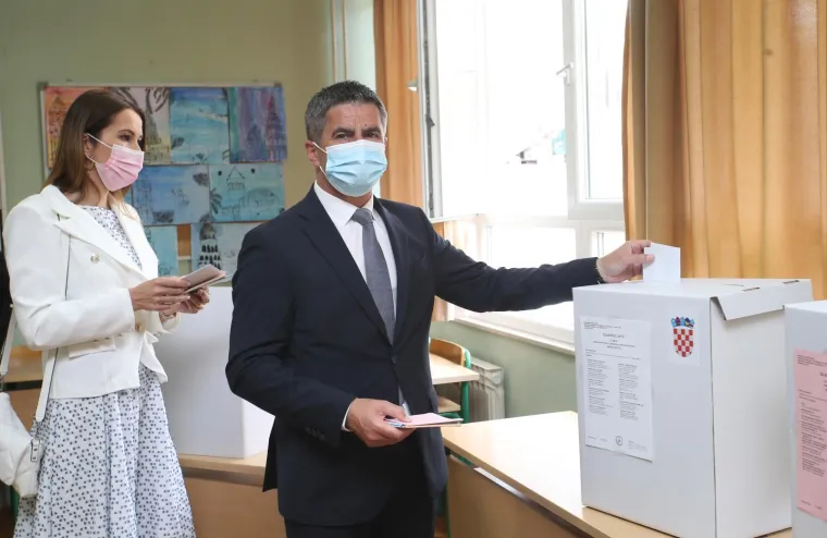 HDZ-OVCU SUPRUGA OTELA SVU PAŽNJU: Elegantna bolja polovica Vice Mihanovića nije promakla oku fotoreportera