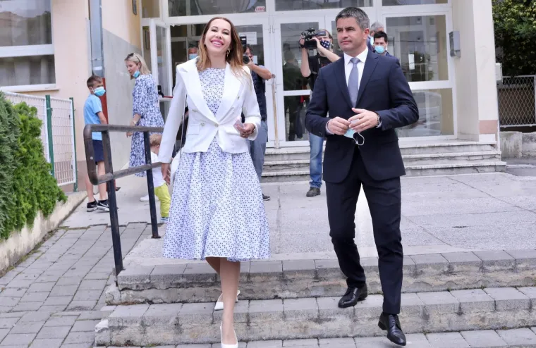 Kandidat HDZ-a za gradonačelnika Splita, Vice Mihanović, na glasanje je stigao u pratnji lijepe supruge Anite.   Nasmijana Mihanović je na biračko mjesto stigla u svijetloj, plavo-bijeloj haljini i bijelom sakou. Par se cijelo vrijeme držao za ruke.