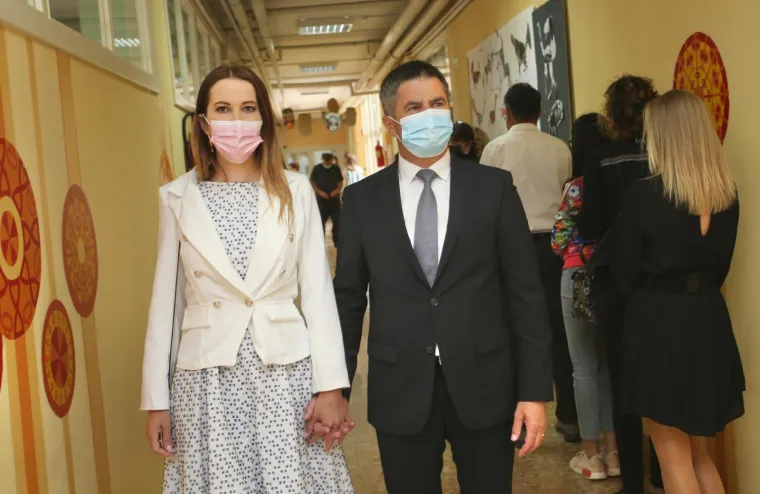 HDZ-OVCU SUPRUGA OTELA SVU PAŽNJU: Elegantna bolja polovica Vice Mihanovića nije promakla oku fotoreportera
