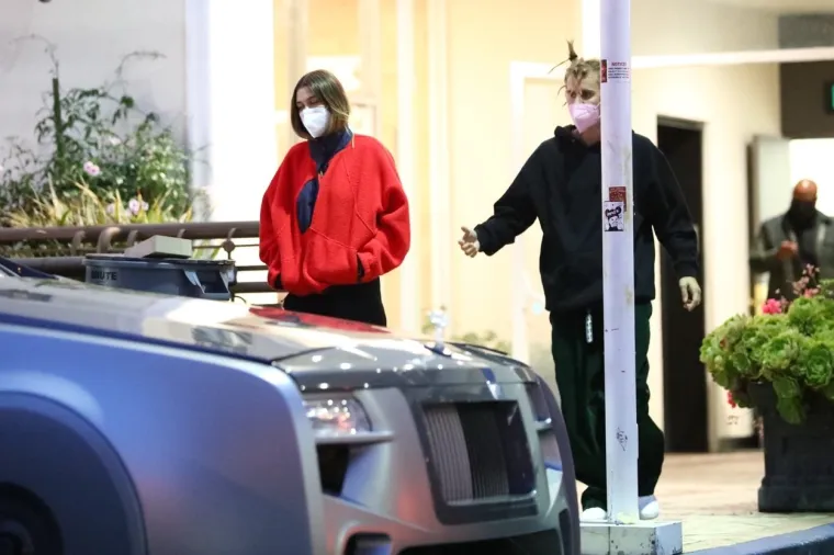 Justin i Hailey Bieber uhvaćeni dok su i&scaron;li na večeru u zapadnom Hollywoodu. Izgledali su neprepoznatljivo i skoro pa zapu&scaron;teno dok su izlazili iz svog luksuznog Rolls Roycea. Foto: Profimedia