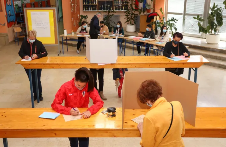16.05.2021., Karlovac - Brojni gradjani izasli su na biracka mjesta i glasali za kandidate na listama za lokalne izbore. 
Photo: Kristina Stedul Fabac/PIXSELL