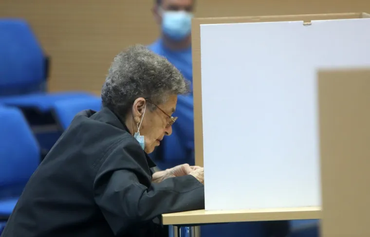 16.05.2021., Karlovac - Brojni gradjani izasli su na biracka mjesta i glasali za kandidate na listama za lokalne izbore. 
Photo: Kristina Stedul Fabac/PIXSELL