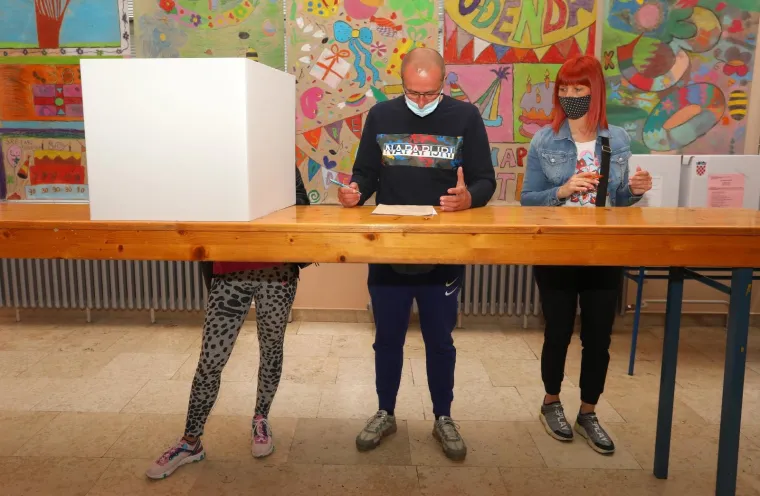 16.05.2021., Karlovac - Brojni gradjani izasli su na biracka mjesta i glasali za kandidate na listama za lokalne izbore. 
Photo: Kristina Stedul Fabac/PIXSELL