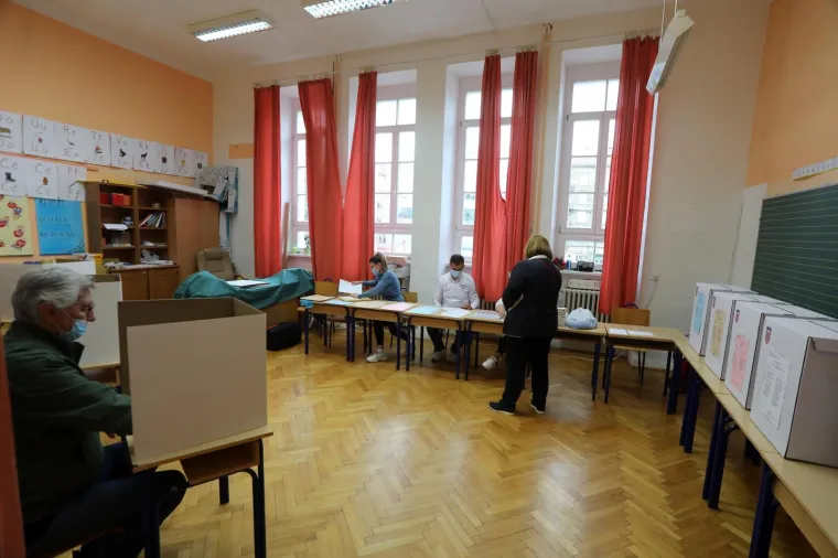 16.05.2021., Rijeka - Gradjani izasli na izbore. Glasacka mjesta u MZ Luka i u OS Nikola Tesla. 
 Photo: Goran Kovacic/PIXSELL