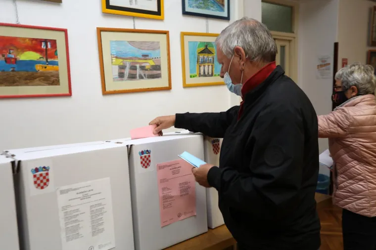 16.05.2021., Rijeka - Gradjani izasli na izbore. Glasacka mjesta u MZ Luka i u OS Nikola Tesla. 
 Photo: Goran Kovacic/PIXSELL