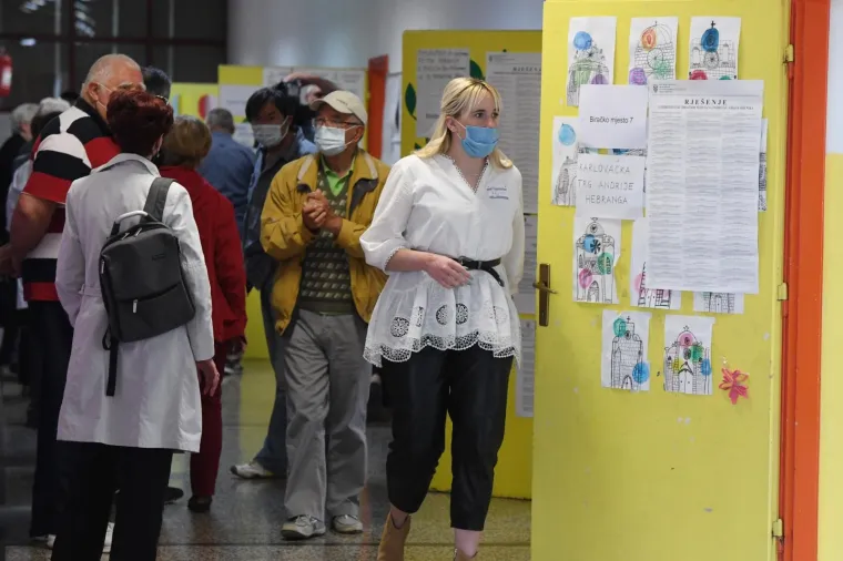 16.05.2021., Sibenik - Zbog postivanja epidemioloskih mjera na nekim glasackim mjestima u Sibeniku stvara se manja guzva.
Photo: Hrvoje Jelavic/PIXSELL