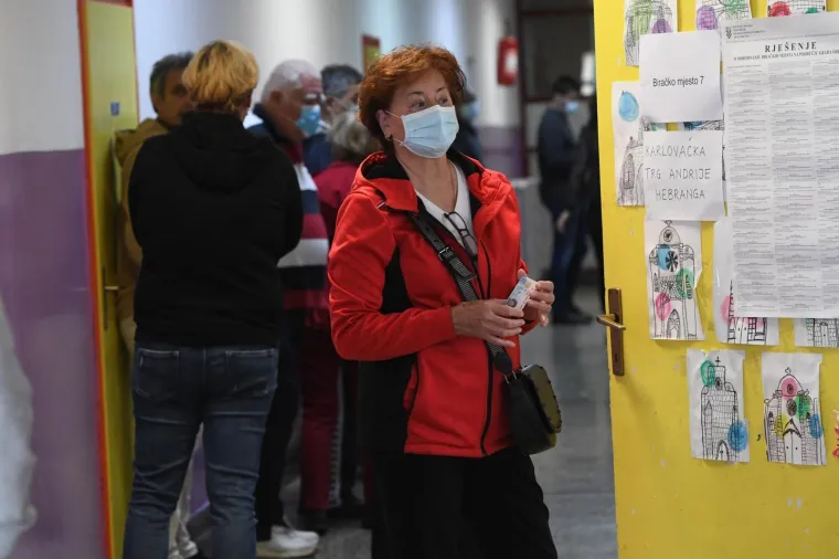 16.05.2021., Sibenik - Zbog postivanja epidemioloskih mjera na nekim glasackim mjestima u Sibeniku stvara se manja guzva.
Photo: Hrvoje Jelavic/PIXSELL