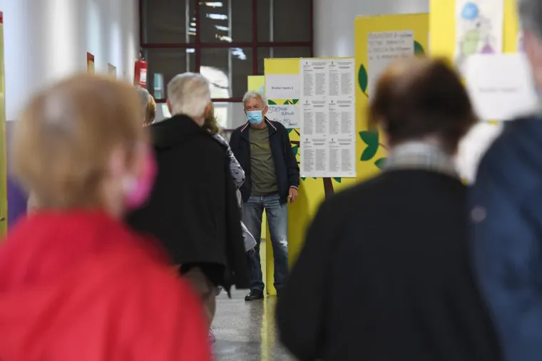 16.05.2021., Sibenik - Zbog postivanja epidemioloskih mjera na nekim glasackim mjestima u Sibeniku stvara se manja guzva.
Photo: Hrvoje Jelavic/PIXSELL
