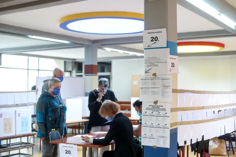 16.05.2021., Zagreb - Gradjani od ranog jutra na biralistima glasuju za svoje kandidate na lokalnim izborima pridrzavajuci se mjera zastite. 
Photo: Igor Kralj/PIXSELL