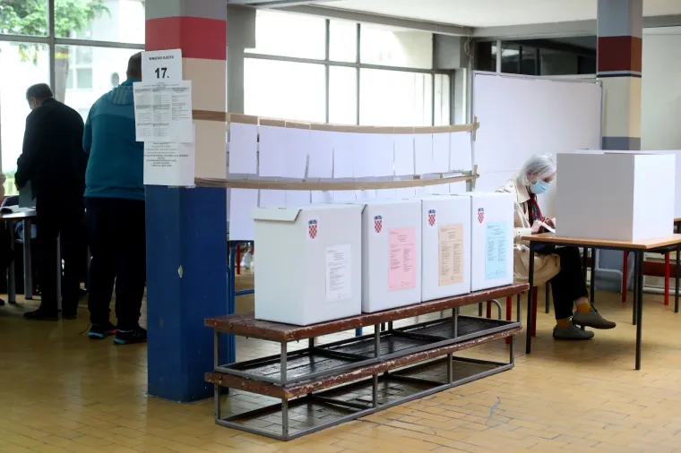16.05.2021., Zagreb - Gradjani od ranog jutra na biralistima glasuju za svoje kandidate na lokalnim izborima pridrzavajuci se mjera zastite. 
Photo: Igor Kralj/PIXSELL