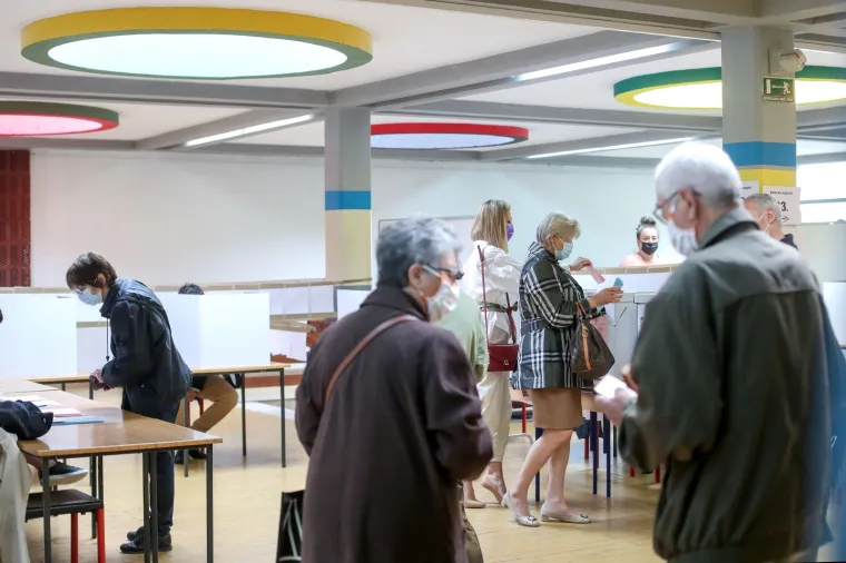 16.05.2021., Zagreb - Gradjani od ranog jutra na biralistima glasuju za svoje kandidate na lokalnim izborima pridrzavajuci se mjera zastite. 
Photo: Igor Kralj/PIXSELL