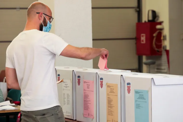 16.05.2021., Osijek -  Gradjani na biralistima glasuju za svoje kandidate na lokalnim izborima. Photo: Dubravka Petric/PIXSELL