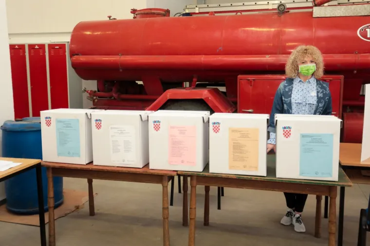 16.05.2021., Osijek -  Gradjani na biralistima glasuju za svoje kandidate na lokalnim izborima. Photo: Dubravka Petric/PIXSELL