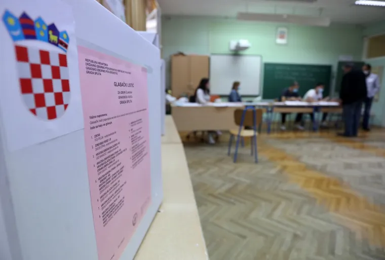 16.05.2021., Split - Gradjani od ranog jutra na biralistima glasuju za svoje kandidate na lokalnim izborima pridrzavajuci se mjera zastite.
Photo:Ivo Cagalj/PIXSELL