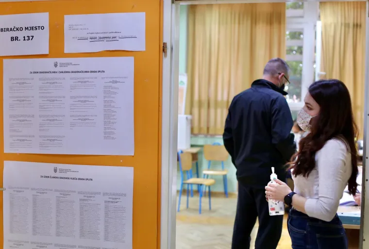 16.05.2021., Split - Gradjani od ranog jutra na biralistima glasuju za svoje kandidate na lokalnim izborima pridrzavajuci se mjera zastite.
Photo:Ivo Cagalj/PIXSELL