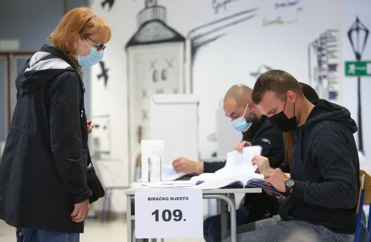 16.05.2021., Zagreb - Dolazak biraca na biracka mjesta na kojima se bira novi gradonacelnik il igradonacelnica.
Photo: Matija Habljak/PIXSELL