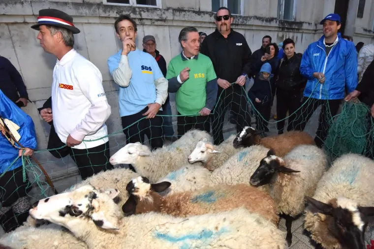 Najupečatljiviji kandidat za gradonačelnika kroz godine: Od kauboja koji dijeli janjetinu, preko Isusa, Francuza, do Ričarda