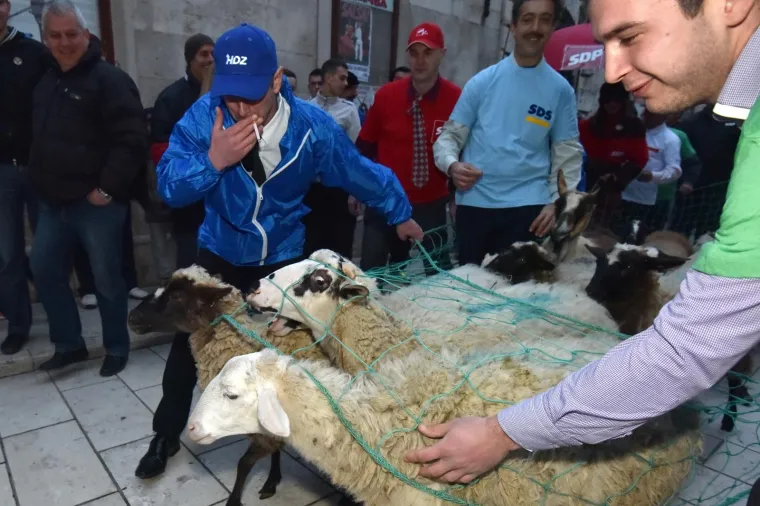 Najupečatljiviji kandidat za gradonačelnika kroz godine: Od kauboja koji dijeli janjetinu, preko Isusa, Francuza, do Ričarda