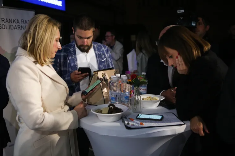 Izborni stožer kandidatkinje za gradonačelnicu Zagreba Jelene Pavičić Vukičević na parkirali&scaron;tu ispred prostorija Stranke rada i solidarnosti.