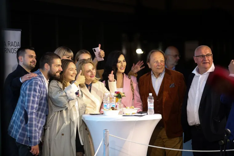 Izborni stožer kandidatkinje za gradonačelnicu Zagreba Jelene Pavičić Vukičević na parkirali&scaron;tu ispred prostorija Stranke rada i solidarnosti.