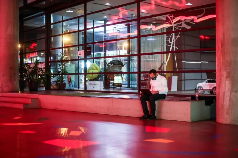 Nakon prijevremenih rezultata  kandidata koalicije Možemo! - Zagreb je NAS! - Zelena alternativa ORaH - Nova ljevica - Za Grad! za gradonačelnika Zagreba Tomislava Toma&scaron;evića povukao se u osamu u svom izbornom stožeru.