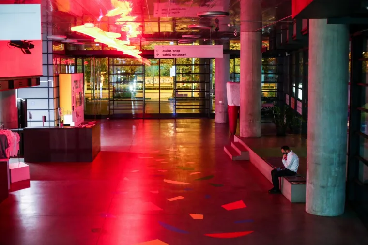 Nakon prijevremenih rezultata  kandidata koalicije Možemo! - Zagreb je NAS! - Zelena alternativa ORaH - Nova ljevica - Za Grad! za gradonačelnika Zagreba Tomislava Toma&scaron;evića povukao se u osamu u svom izbornom stožeru.