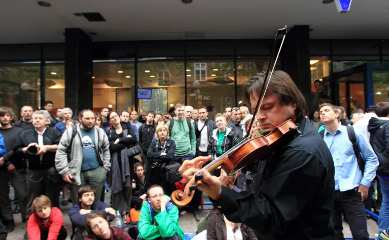 17.05.2010., Zagreb - U Varsavskoj ulici poceli su radovi na ulazu u spornu garazu za centar koji gradi Horvatinciceva Hoto grupa. Aktivisti Zelene akcije koji se bune protiv gradnje poceli su lupati po ogradi, te su je na kraju srusili i rastavili. Usli su u ogradjeni prostor, sjeli na ogradu i zauzeli ogradjeno gradiliste nakon cega su ih opkolili zastitari i interventna policija.Orest Shourgot violinist sa zagrebacke akademije dosao je glazbom pomoci prosvjednicima.
Photo: Zeljko Lukunic/PIXSELL