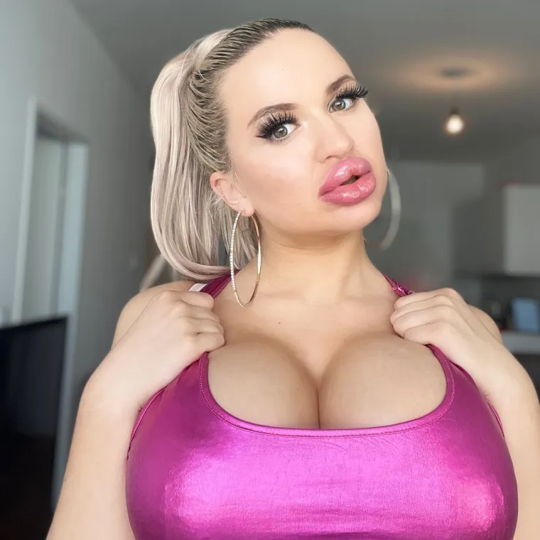 NOVAC ZA FAKULTET SPISKALA NA - PLASTIČNE OPERACIJE: I ona želi biti 'živa barbika', no je li pretjerala s proporcijama?