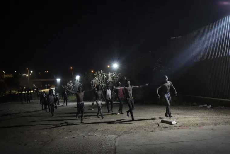 Nestvarne scene: Tisuće migranata plivalo kako bi u&scaron;lo u &Scaron;panjolsku!