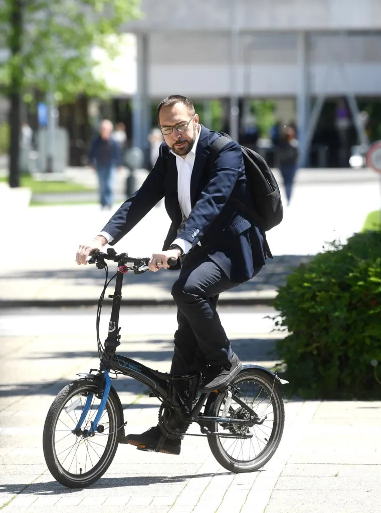 Toma&scaron;ević na konferenciju za medije do&scaron;ao na biciklu