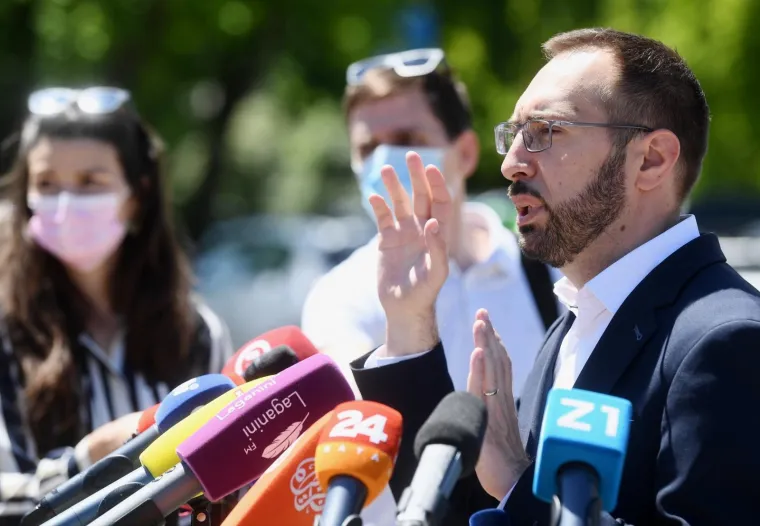 Toma&scaron;ević na konferenciju za medije do&scaron;ao na biciklu