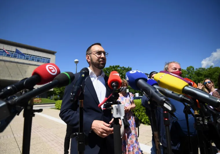 Toma&scaron;ević na konferenciju za medije do&scaron;ao na biciklu