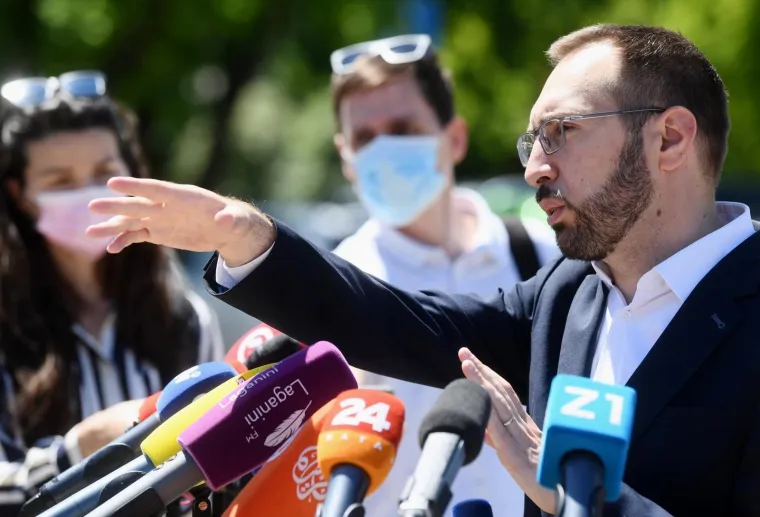 Toma&scaron;ević na konferenciju za medije do&scaron;ao na biciklu