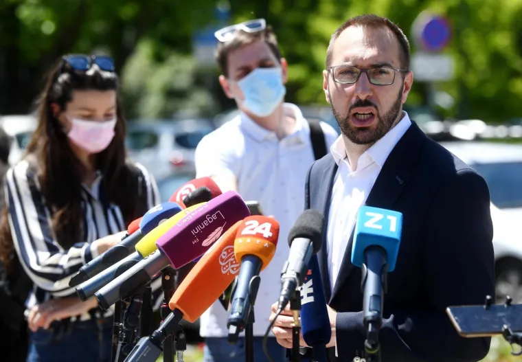 Toma&scaron;ević na konferenciju za medije do&scaron;ao na biciklu