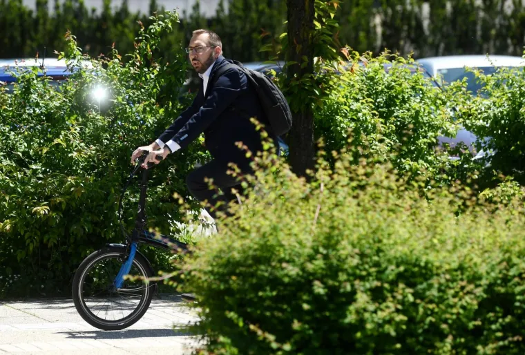 Toma&scaron;ević na konferenciju za medije do&scaron;ao na biciklu