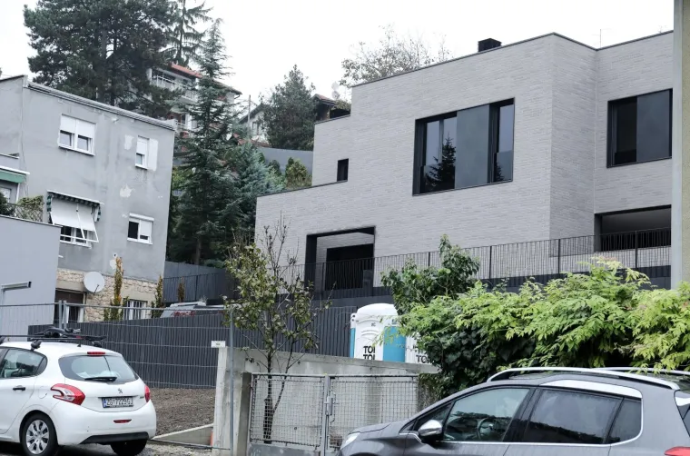 Njihova kuća ima tri etaže i ima 1553 kvadrata. navodna vrijednost joj je 15 milijuna eura.