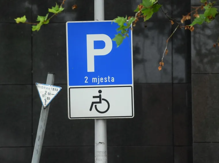 Smetaju li vam ovi prometni znakovi? Izazvali su burnu političku raspravu
