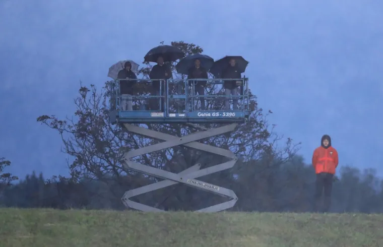 Navijačkoj domišljatosti i mašti nema kraja. Uvjerili smo se to i u srijedu navečer za vrijeme finala kupa Hrvatske u Gorici između Dinama i Istre. Nekolicina navijača, pretpostavlja se Bad Blue Boysa, pronašla je način prisustvovanja finalu pa su navijači pronašli svoje mjesto na dizalici pokraj stadiona. Također, dio navijača palio je baklje pokraj stadiona.